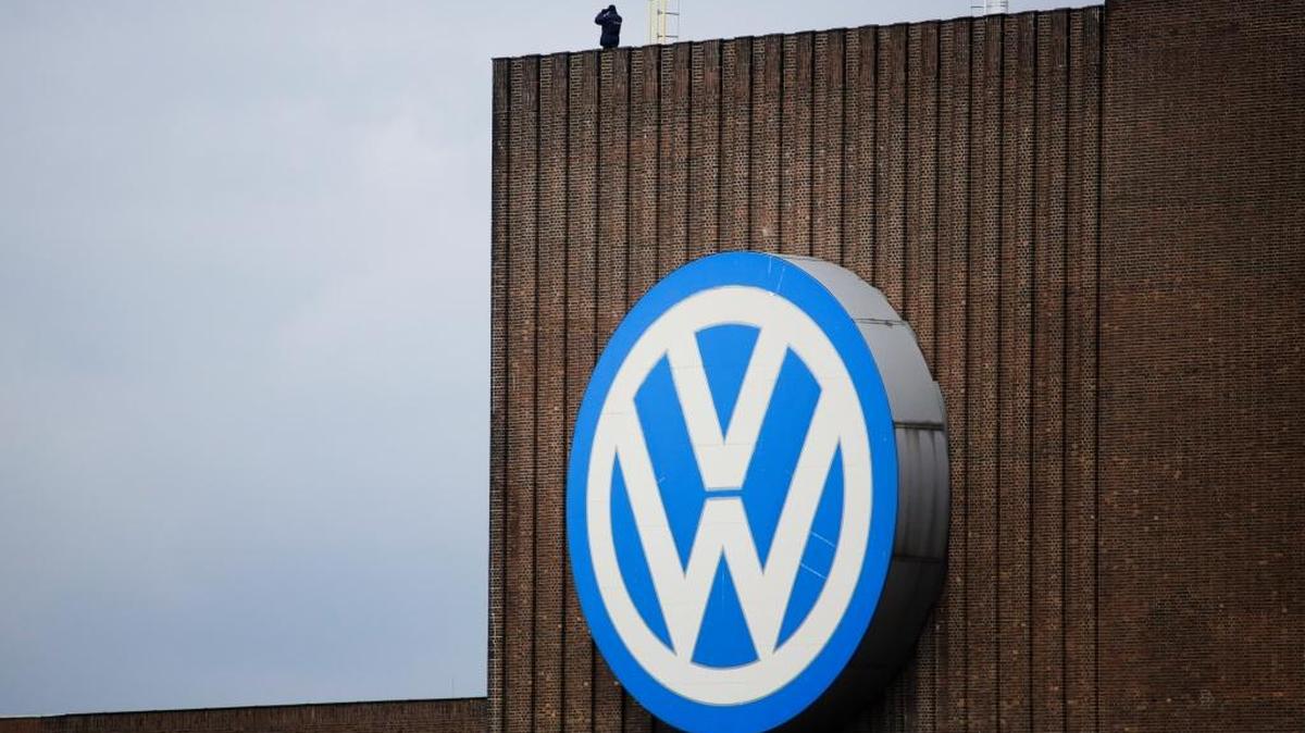 El logo del grupo Volkswagen en su sede de Wolfsburg, en Alemania.