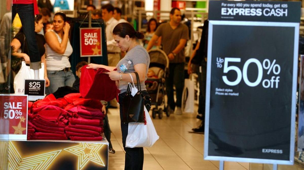 El Departamento de Comercio informó el martes que el gasto de los consumidores en EEUU mejoró en el tercer trimestre del 2015, mientras que las inversiones en oficinas y fábricas fueron revisadas al alza dos décimas, hasta el 2.6%.