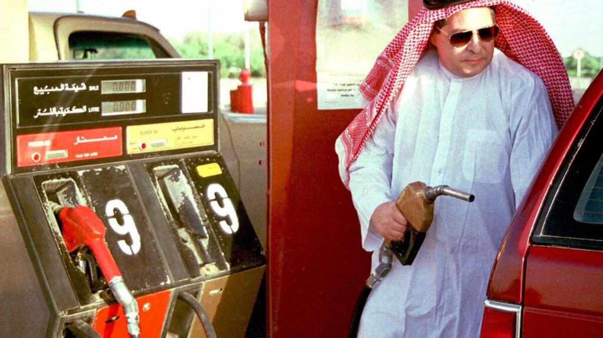 Un hombre reabastece su automóvil con gasolina a un precio de 80 centavos de dólar el galón, en una estación de servicio en Kuwait, el 12 de septiembre del 2000.