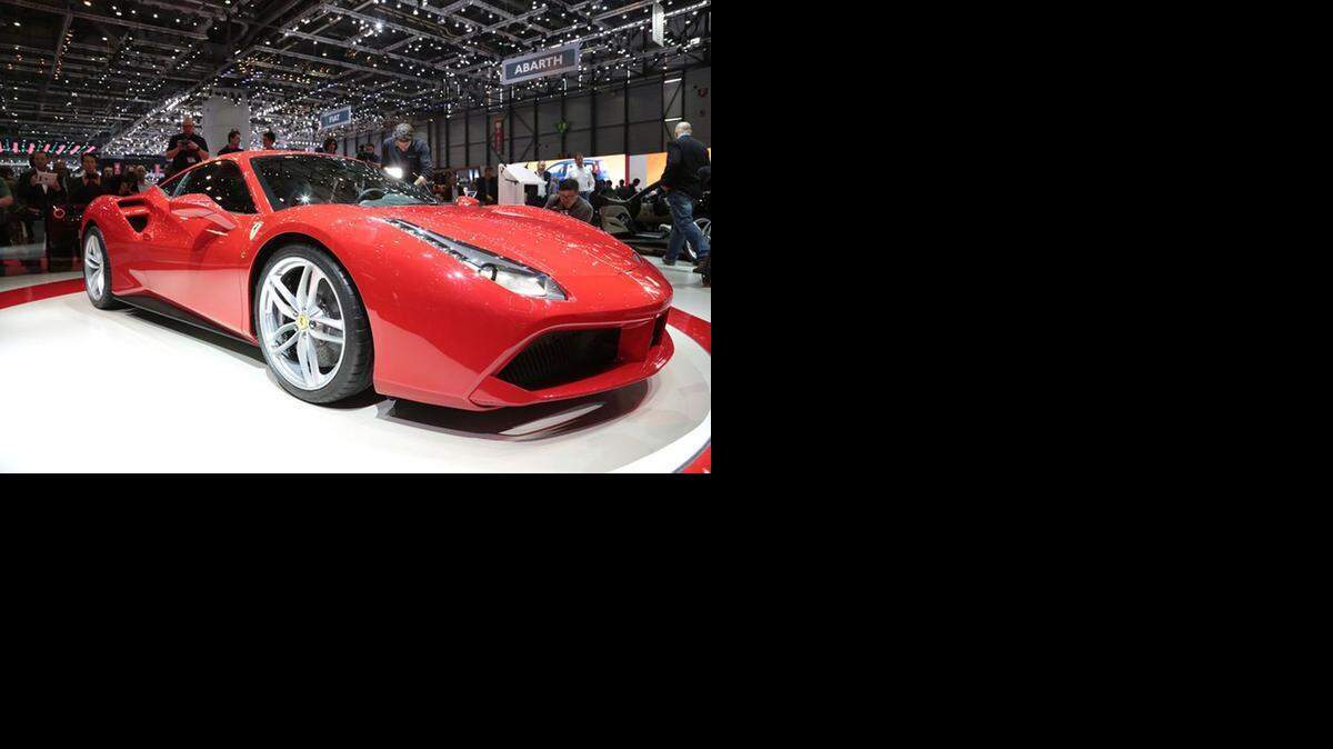 
El Ferrari 488 GTB se exhibe en lugar prominente en la 85ª edición del Salón del Auto de Ginebra en este año.
