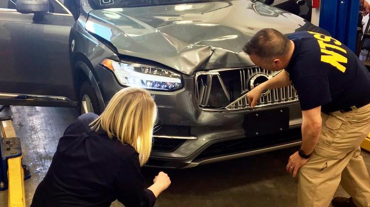 Los investigadores examinan un SUV Uber sin conductor que afectó fatalmente a una mujer en Tempe, Ariz. Uber anunció el miércoles 23 de mayo que está retirando sus vehículos autónomos de Arizona.