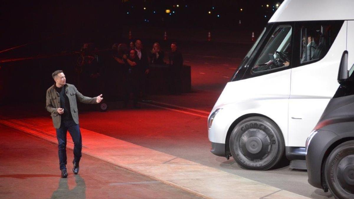 Elon Musk, presidente y CEO de Tesla, presenta el nuevo camión eléctrico para compradores y periodistas, el 16 de noviembre de 2017, en Hawthorne, California.