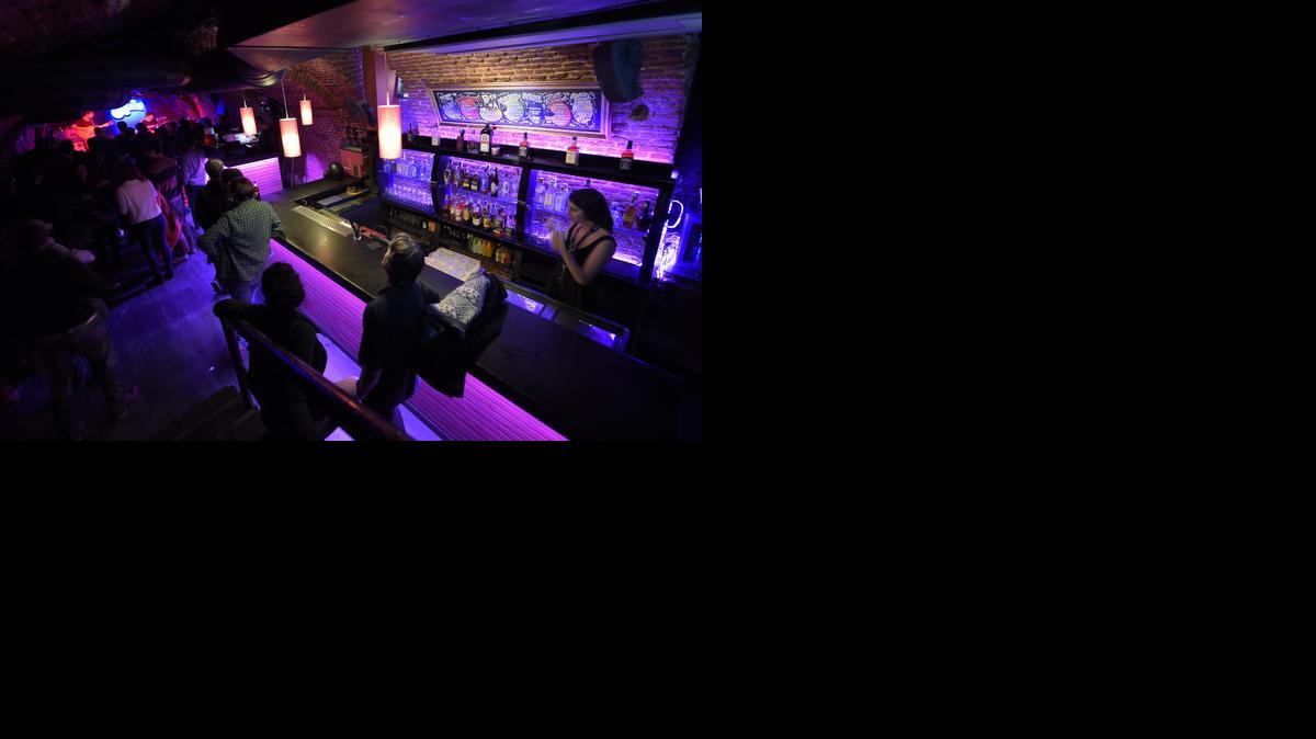 
Varios clientes escuchan un concierto en el Costello Club de Madrid el mes pasado. La vida nocturna de la capital española se está viendo afectada por la crisis.
