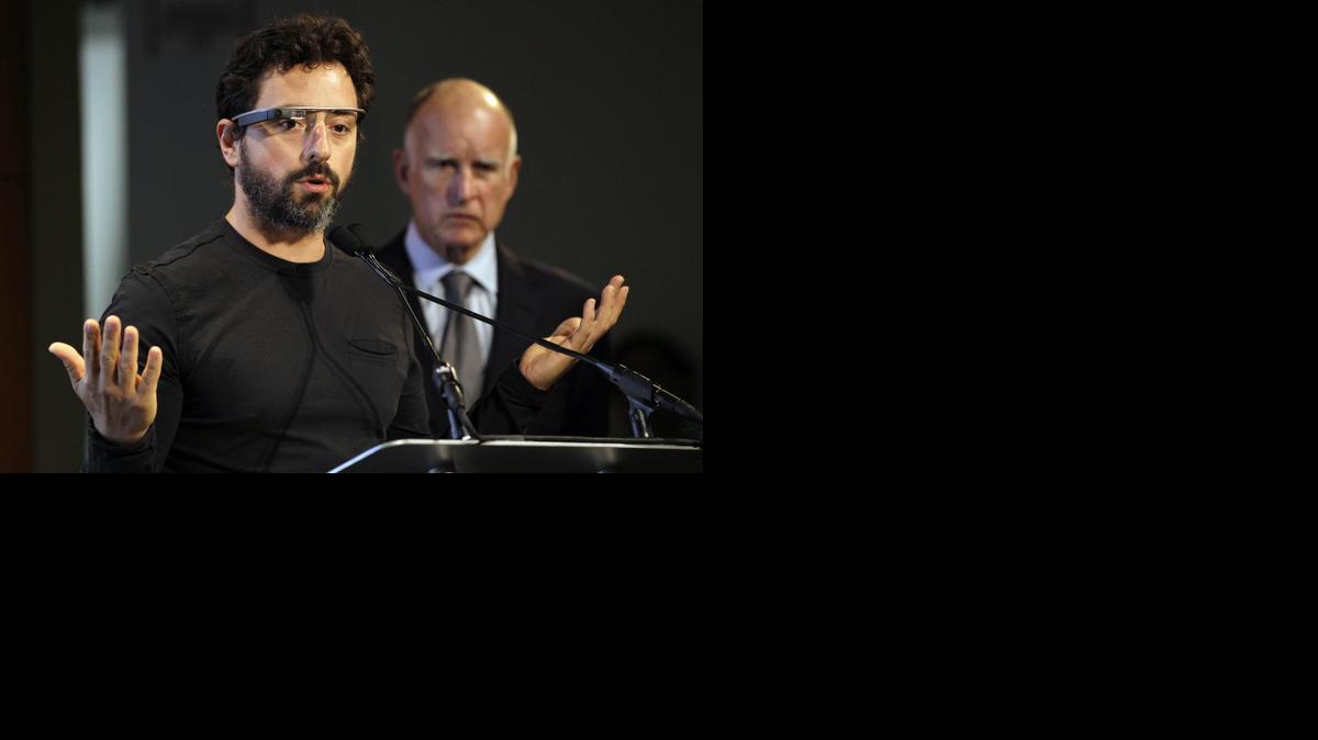 
Sergey Brin, cofundador de Google, habla junto al gobernador de California Jerry Brown en la presentación de un producto de la firma.
