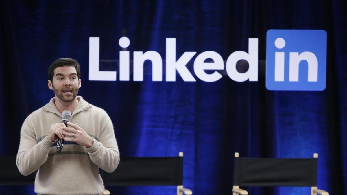 El CEO de LinkedIn Jeff Weiner habla en un evento. Microsoft pagará $196 en efectivo por cada una de las acciones de esa red social. Foto de archivo.