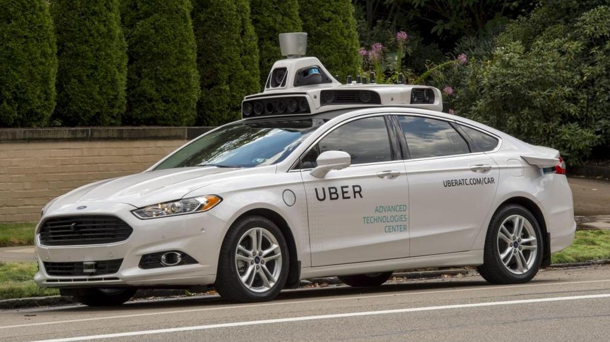Uber comenzó el miércoles a ofrecer viajes con automóviles sin conductor en Pittsburgh, Pensilvania, el primer ensayo con clientes habituales en Estados Unidos.