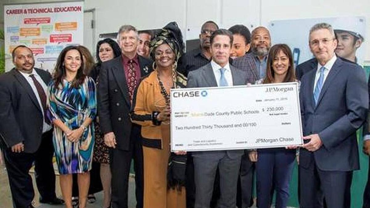 Guillermo Castillo, jefe del Chase Commercial Bank en el Sur de Florida (der.),entrega al Superintendente del Sistema de Escuelas Públicas de Miami-Dade, Alberto Carvalho, una subvención de $230,000 de JPMorgan Chase.
