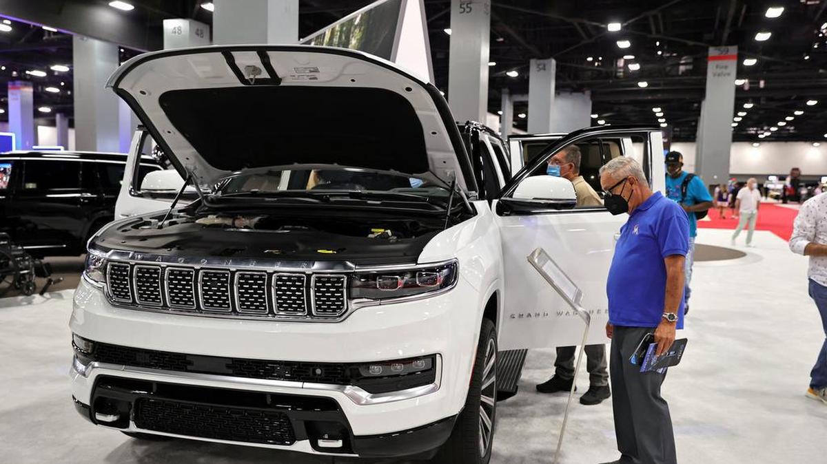 Entusiastas de los automóviles observan un Jeep Grand Wagoneer 2022 en el Centro de Convenciones de Miami Beach, el 17 de octubre del 2021.