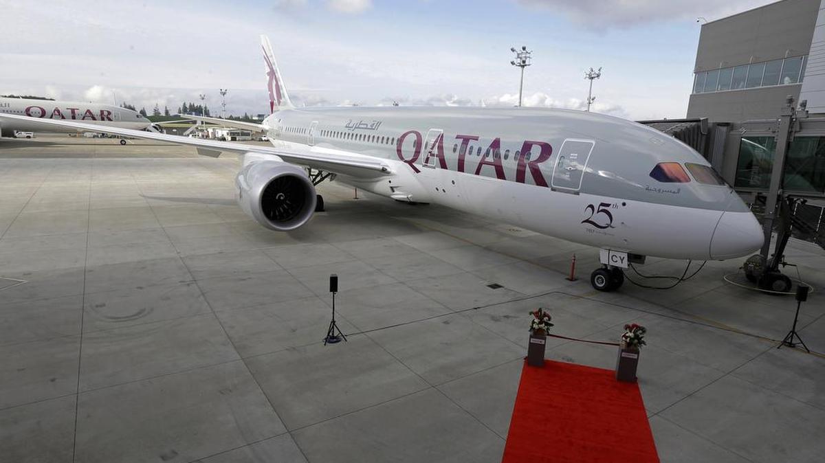 Qatar Airways ha convertido en algunos años a Doha en un centro de operaciones mundial, pero su posición de gran compañía aérea se ve ahora amenazada por la prohibición de sobrevolar los países vecinos, consecuencia de la grave crisis en el Golfo. Imagen: un Boeing 787 comprado por Qatar Airways, en Washington, DC.