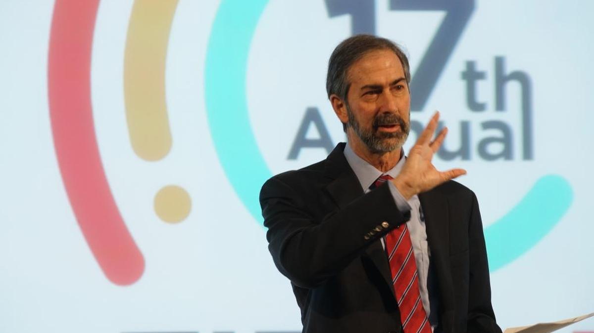 David Schwartz, presidente y CEO, habla el martes sobre la importancia de mejorar constantemente para prevenir los delitos financieros.