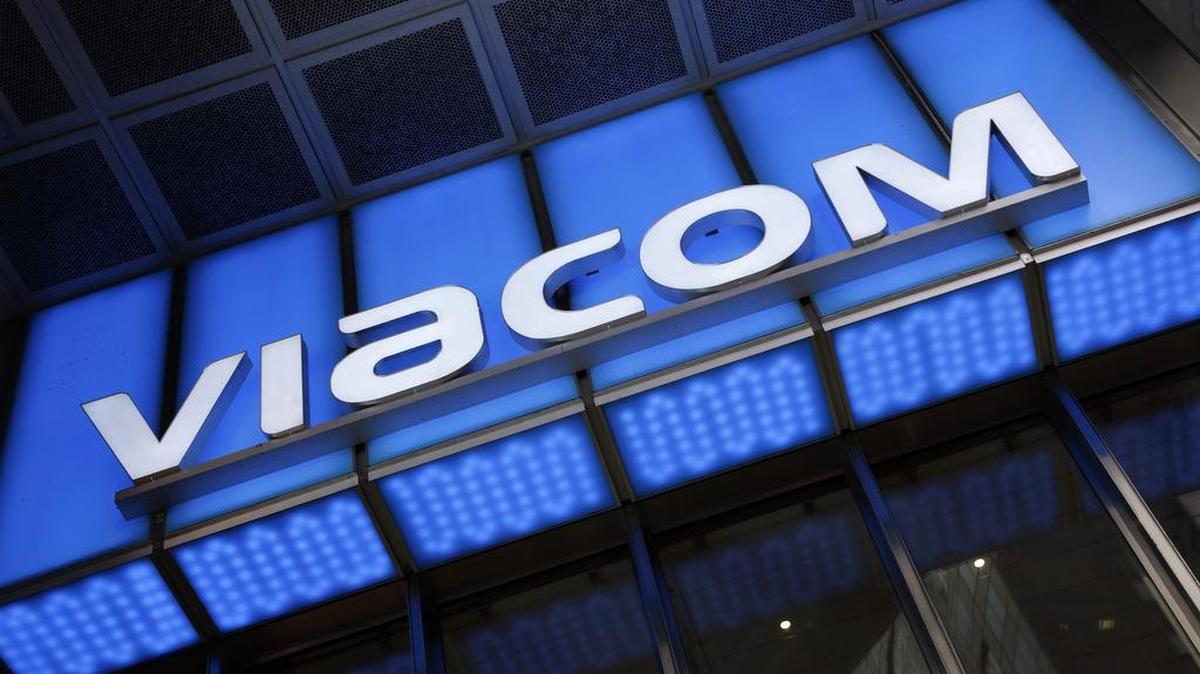 Entre los ejecutivos con mayores ingresos figuran Thomas M. Rutledge, de Charter Communications, con $96 millones anuales y Philippe P. Dauman, de Viacom, con $93 millones.