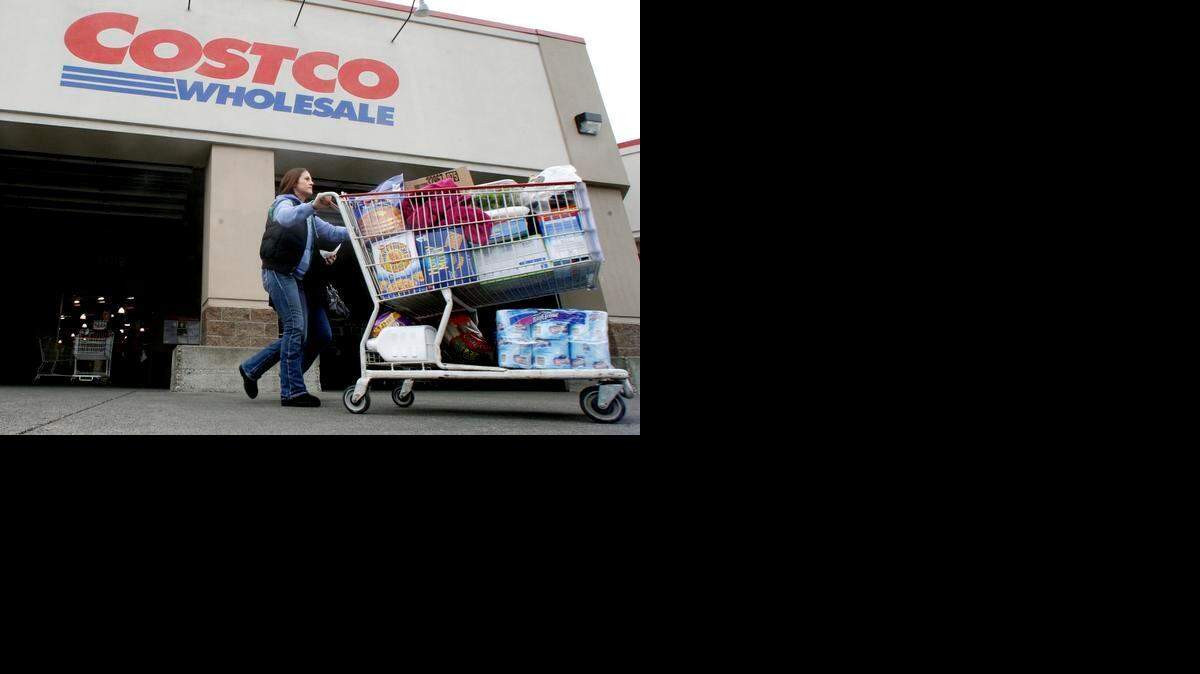 
Una compradora lleva su carro de compras frente a un almacén de Costco en Portland, Oregón, en esta foto de archivo.
