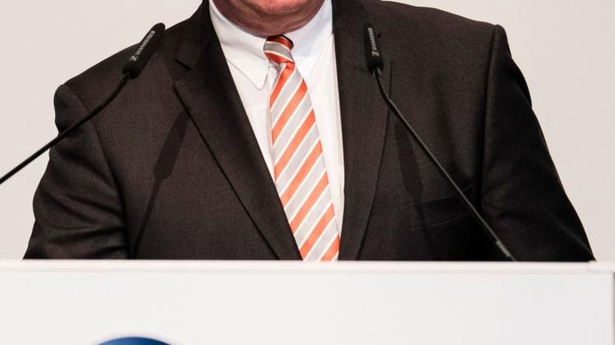 El influyente director del consejo de empleados de Volkswagen, Bernd Osterloh, habla el martes en una reunión de trabajadores, en la sede de la empresa en Wolfsburgo.