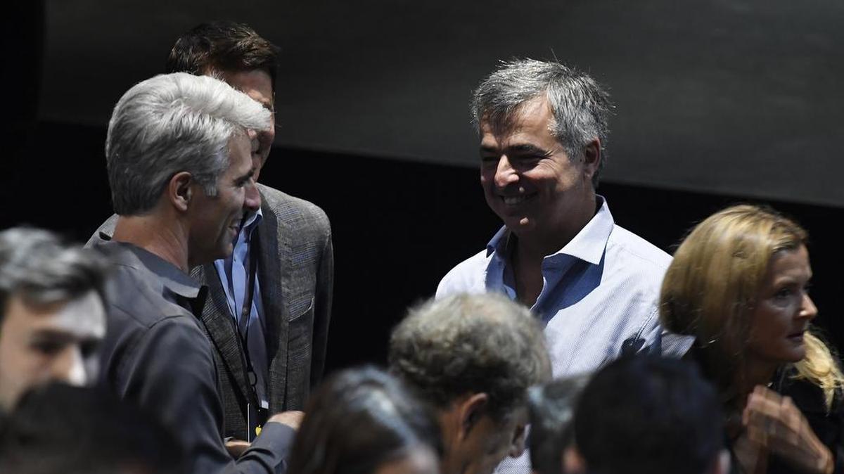 El cubano Eduardo "Eddy" Cue, vicepresidente de software y servicios de internet de Apple (der.), está en la lista de los 20 latinos más influyentes en el mundo tecnológico.