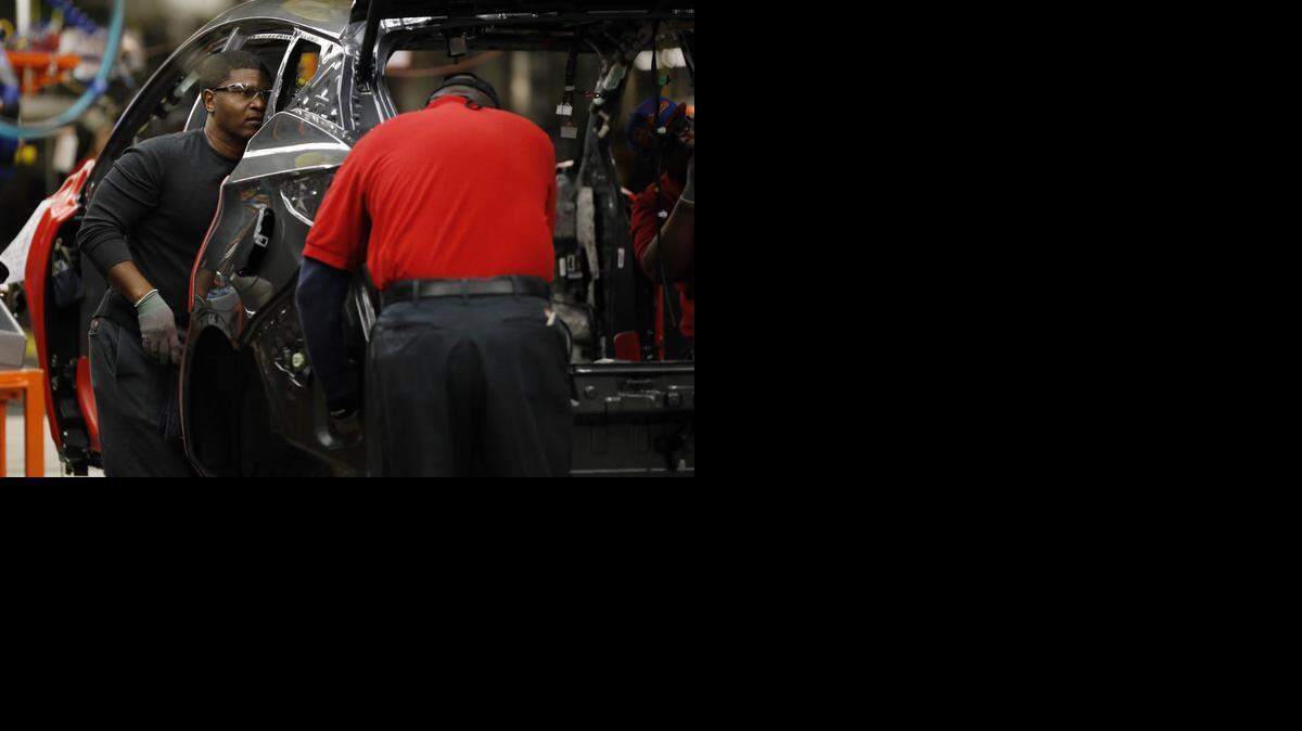 
Nissan Motor Co. dice que quiere producir más de 500,000 vehí
culos en su planta de Mississippi en 2017, una expansión que añadirá cerca de 1,000 empleados a los actuales 6,300 trabajadores en el complejo. 
