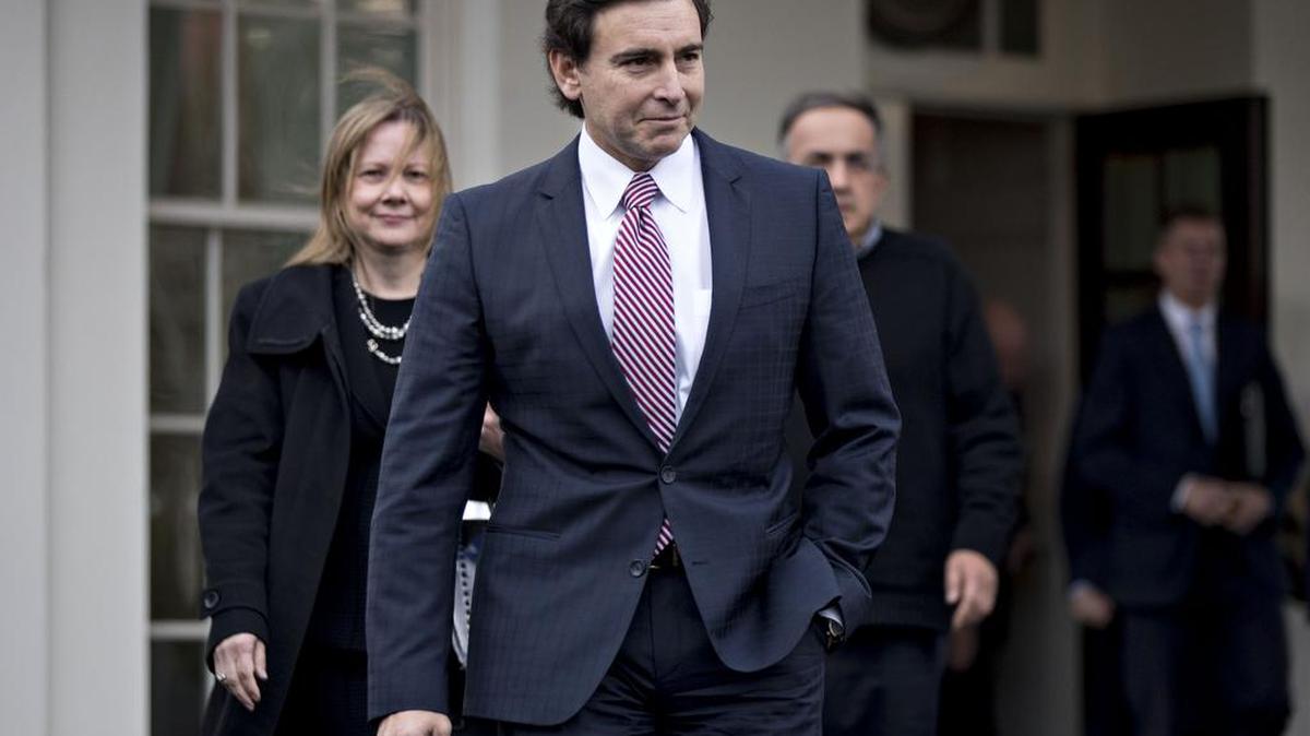 Mark Fields (centro), concejero delegado de Ford Motor Co., se prepara para dar una conferencia de prensa después reunirse con el presidente Donald Trump en la Casa Blanca, el 24 de enero. Lo acompañan Mary Barra, presidenta ejecutiva de General Motors Co. (izq.), y Sergio Marchionne, presidente ejecutivo de Fiat Chrysler Automobiles NV.