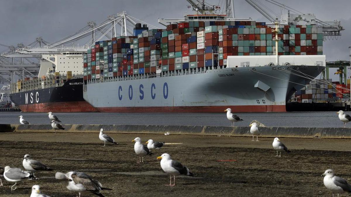 El carguero chino Cosco Glory espera ser descargado en el puerto Oakland, California. Según el Tesoro, China restringe el acceso de EEUU a su mercado y eso explica en parte el déficit comercial.