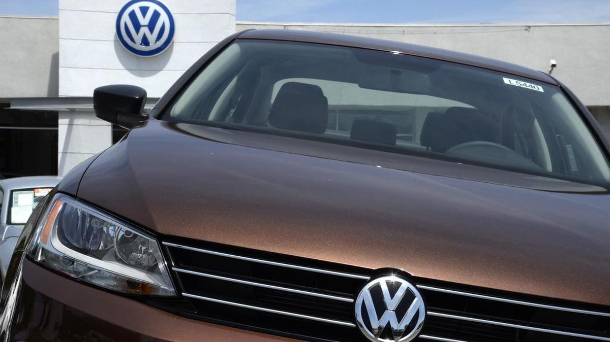 Un automóvil Volkswagen visto hoy, jueves 21 de abril de 2016, en un concesionario de Woodland Hills, California (Estados Unidos).