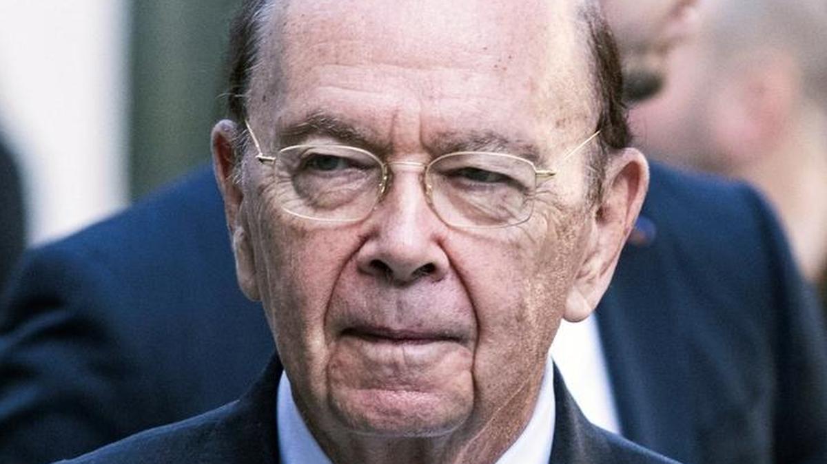 El secretario de Comercio estadounidense, Wilbur Ross, llega al Ministerio de Economía galo para asistir a una reunión con el ministro francés de Economía, Bruno Le Maire (no aparece), en París, Francia, hoy, 31 de mayo de 2018.