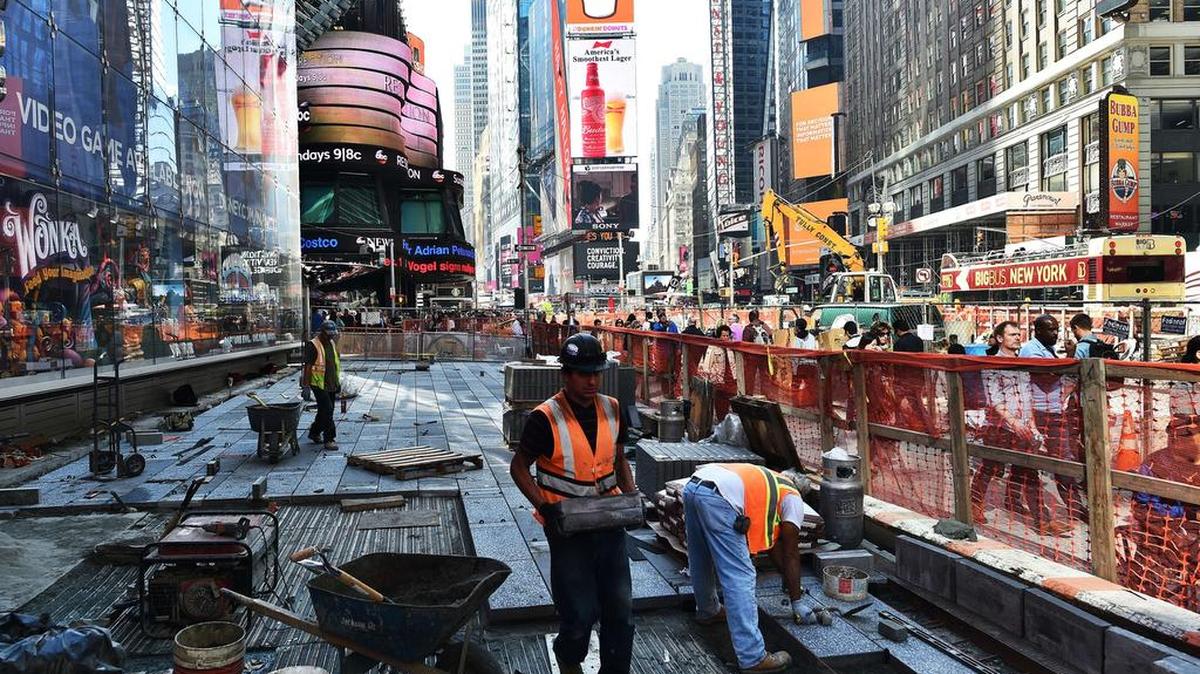 Trabajadores reparan una acera y calle en Times Square, Nueva York, en esta imagen de octubre de 2014.