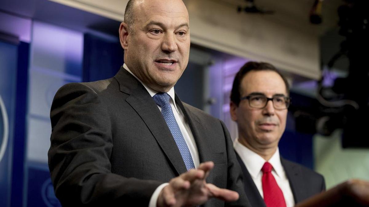 Gary Cohn, el principal asesor económico del presidente Donald Trump (izq), con el secretario del Tesoro, Steve Mnuchin, en abril del 2017.