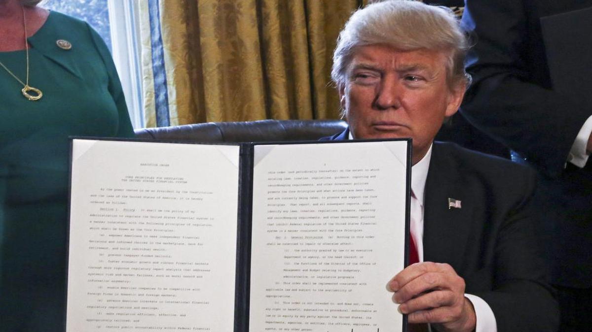 El presidente de EE.UU., Donald J. Trump, enseña una orden ejecutiva firmada en el Despacho Oval de la Casa Blanca en Washington, Estados Unidos, el viernes.