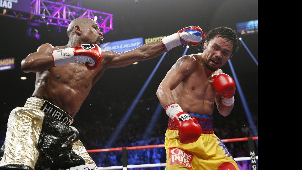 
Floyd Mayweather Jr. (izq.) y Manny Pacquiao durante su reciente pelea en Las Vegas.
