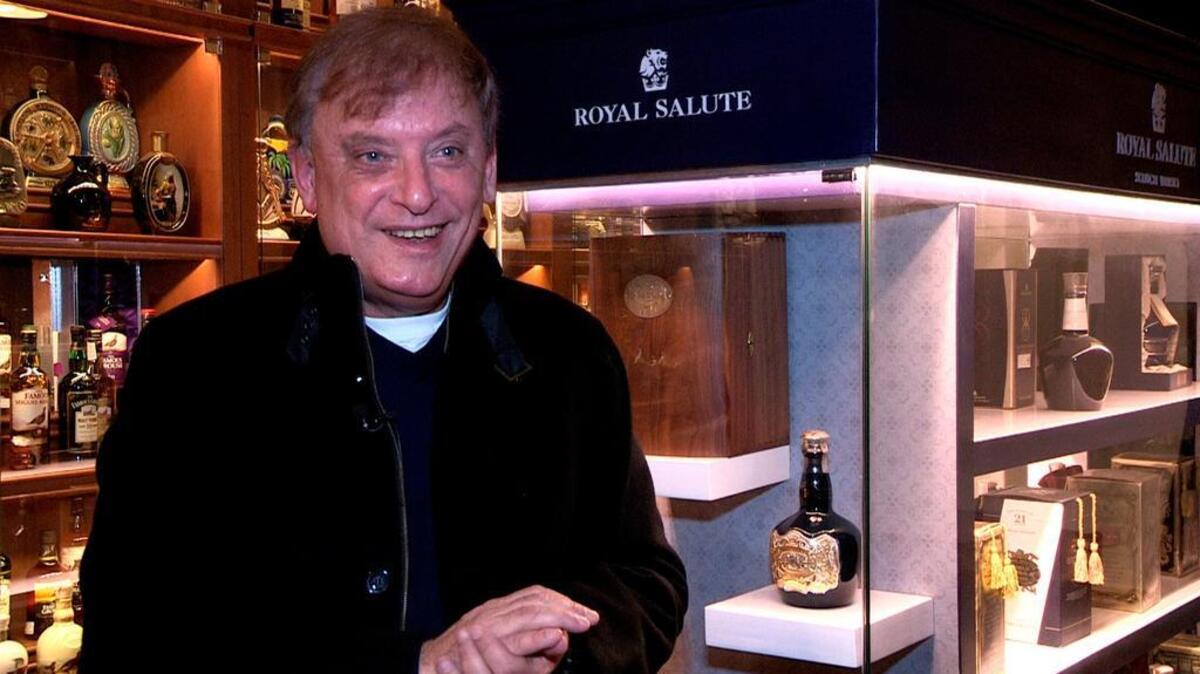 Miguel Ángel Reigosa conversa durante entrevista en Buenos Aires. Reigosa, conocido como el rey del whisky, está a solo 483 botellas de superar al emblemático Museo del Whisky de Edimburgo, en Escocia.