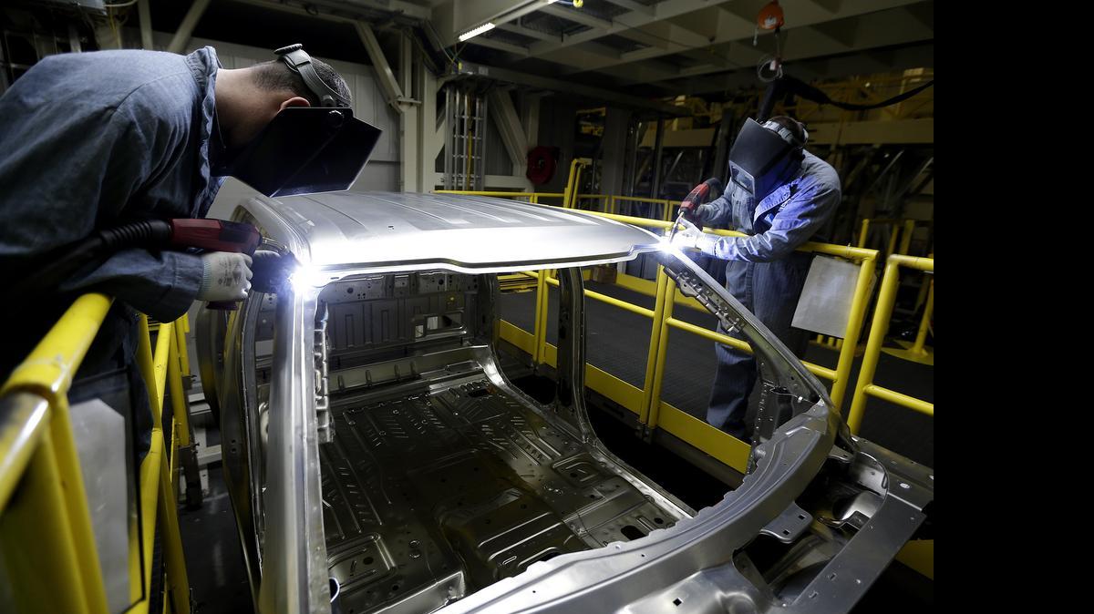 
Soldadores trabajan en la carrocería de una camioneta pickup F-150 en una planta de ensamblaje en Kansas City.
