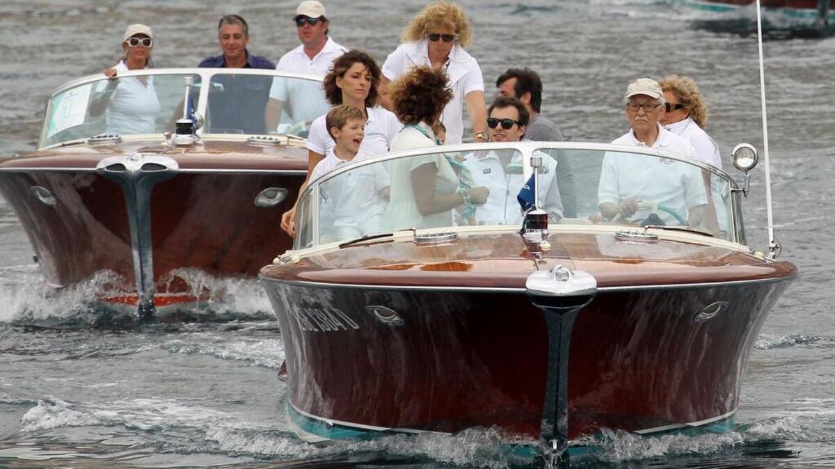 Carlo Riva (der. primer bote) en su legendaria LI.PI.CAR, con su familia en Italia. Foto de archivo.