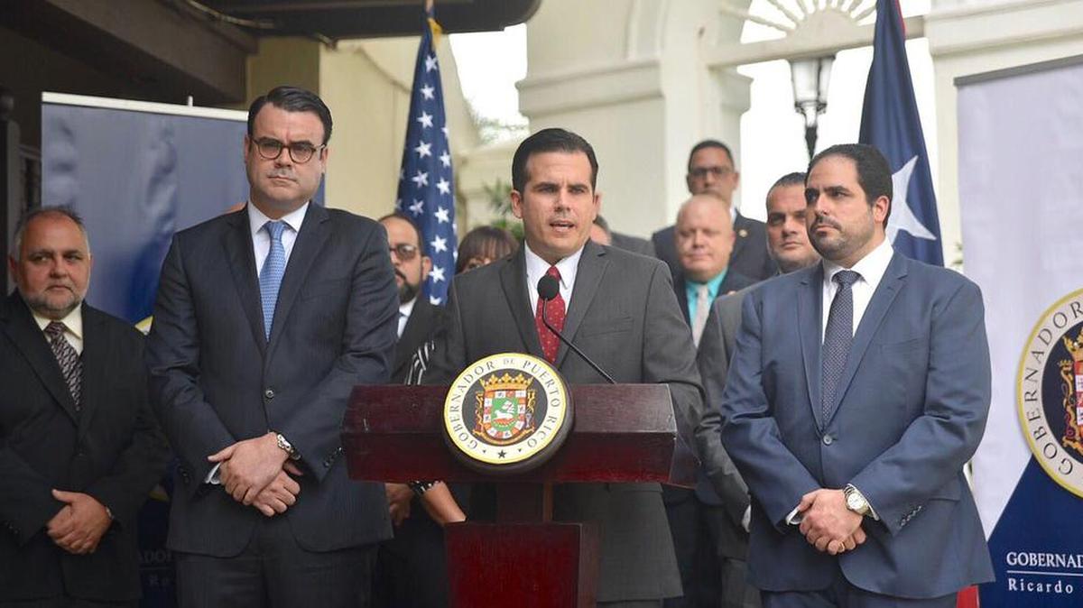 El gobernador de Puerto Rico, Ricardo Rosselló (cen.), al anunciar un acuerdo para reestructurar la deuda del Banco Gubernamental, en foto de archivo.