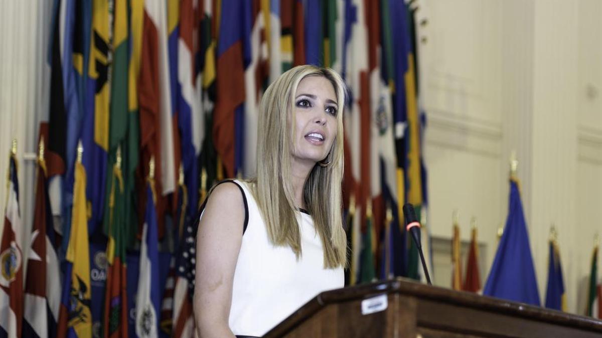 Fotografía cedida por la Organización de Estados Americanos (OEA), donde aparece la asesora de la Casa Blanca, Ivanka Trump, mientras habla en el marco del diálogo sobre “El empoderamiento de las mujeres sobre el desarrollo económico y social sostenible de las Américas” celebrado el lunes 27 de agosto de 2018, en la sede del organismo en Washington.