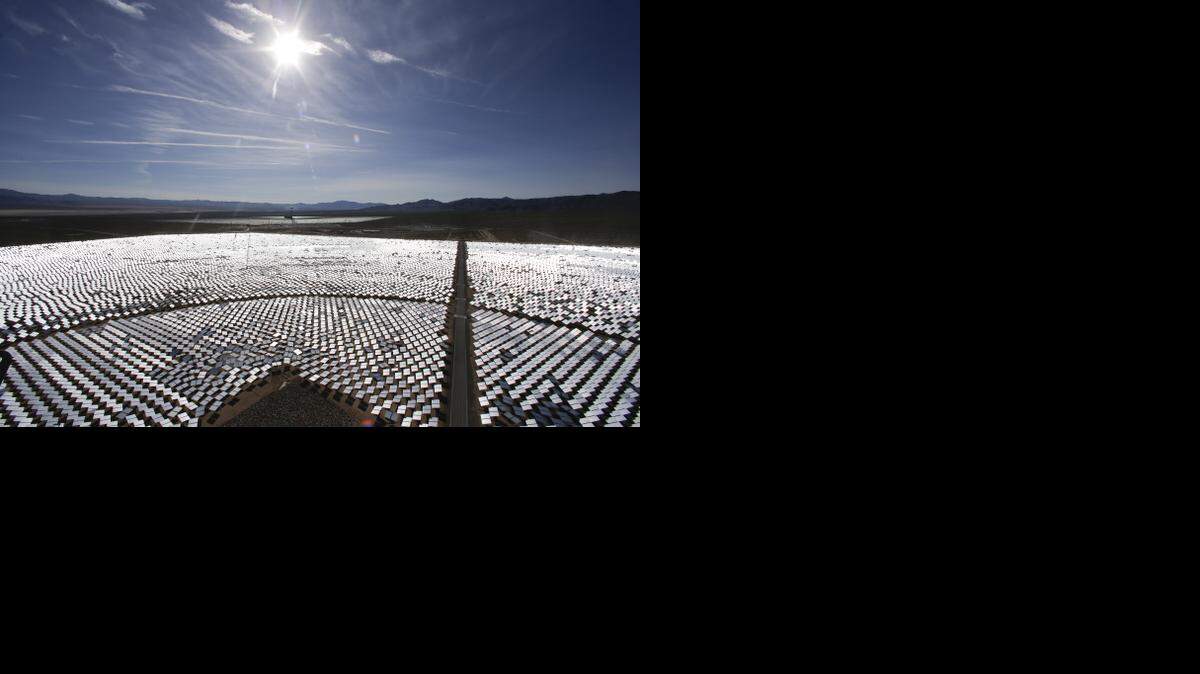 
El Ivanpah Solar Electric Generating System fue inaugurado en febrero, y los operadores dijeron que produciría suficiente energía para abastecer una ciudad de 140,000 viviendas, sin embargo solo está generando la mitad. Imagen de archivo.
