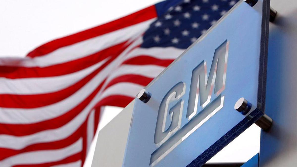 La bandera estadounidense ondea en la sede mundial de General Motors (GM) en Detroit, Estados Unidos, el 19 de noviembre del 2008.