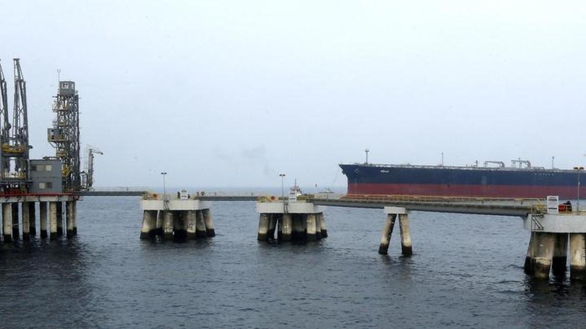 Un supertanquero zarpa durante la ceremonia de inauguración de una terminal de petróleo en Fujairah, Emiratos Árabes Unidos.