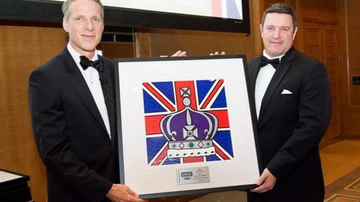 El Cónsul General del Reino Unido, Dave Prodger, y el CTO de la empresa BrightStar, Chad Couch, quien recibe el premio a nombre del CEO de esa compañía, Jaymin Patel.
