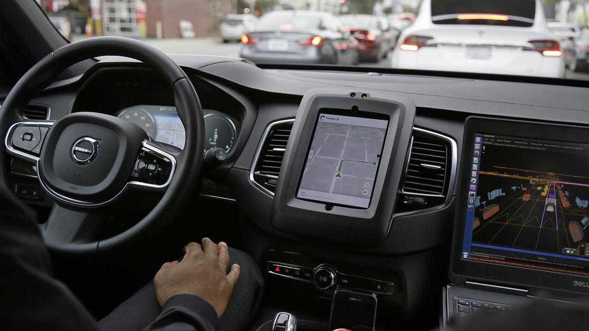 Un auto autónomo de Uber espera en el tráfico para continuar la marcha durante una prueba en San Francisco en el 2016.