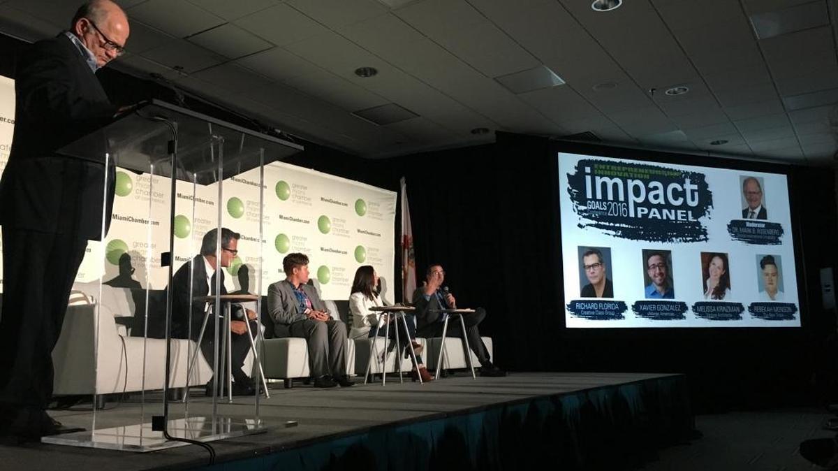 El presidente de FIU, Mark B. Rosenberg (izq.), dirige un panel en la conferencia “Metas 2016” de la Cámara de Comercio del Gran Miami, el jueves, sobre un nuevo informe de ese centro universitario y del Creative Clase Group.