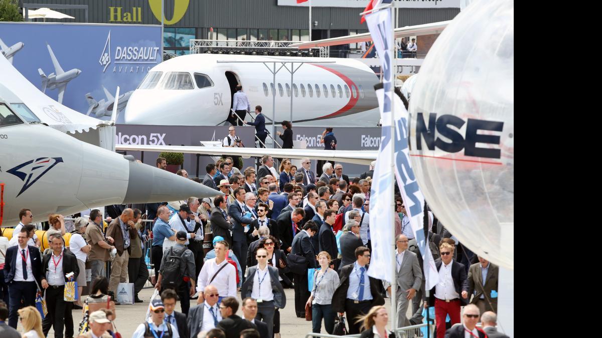 
Visitantes en la Feria de Aviones de París, realizada en Le Bourget, al norte de la capital francesa. Se espera que al final del evento unas 300,000 personas hayan visitado la feria.
