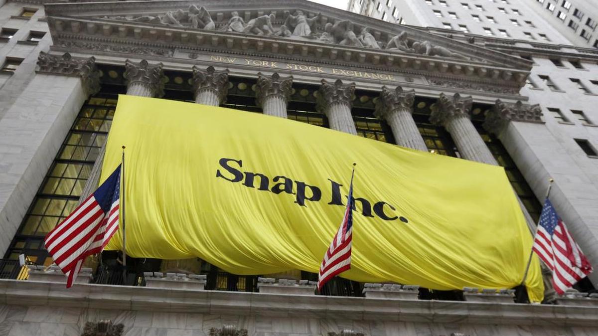 El banner de Snap Inc. en la fachada del edificio de la bolsa de valores de Nueva York el 1 de marzo de 2017.