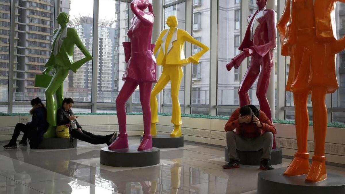 Los coleccionistas y expertos hacen notar que el mercado de arte se arriesga a estar dominado opr el dinero y no por la calidad. En la foto, esculturas humanas en un centro comercial de Pekín.