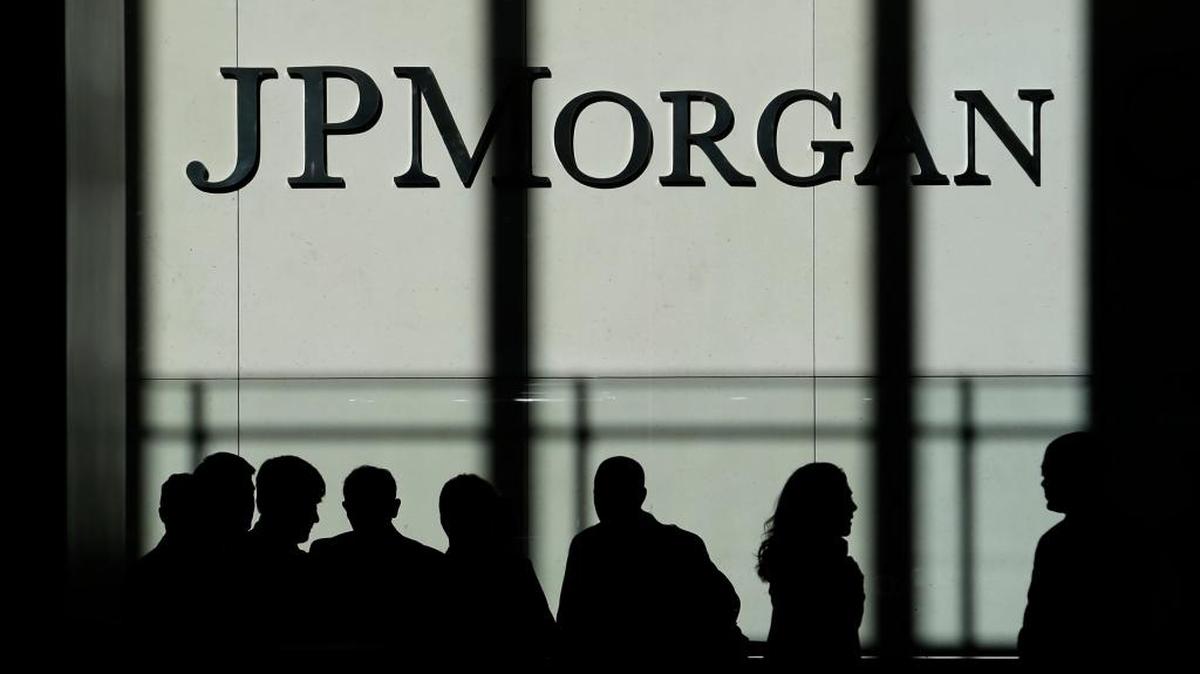 El logotipo del banco JPMorgan Chase es desplegado en su sede en Nueva York. Esa entidad financiera anunció el jueves una reducción en sus beneficios netos de un 4% menos que lo registrado.