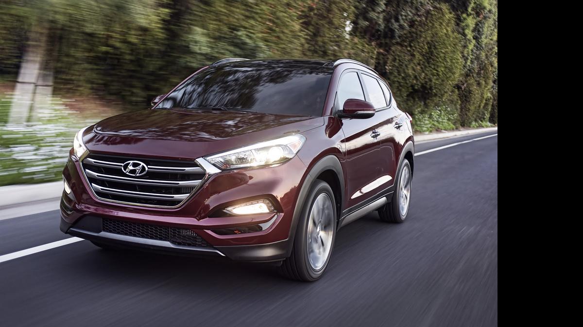 
La firma coreana Hyundai acaba de presentar su nuevo Tucson del 2016, un crossover de cinco pasajeros y con una nueva figura.

