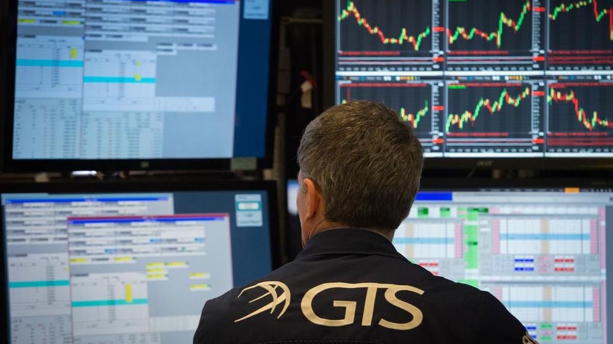 Un corredor de bolsa de la Bolsa de Valores de Nueva York. El producto interior bruto (PIB) de Estados Unidos creció a un ritmo anual del 1.2% durante el primer trimestre de 2017, por encima del 0.7% estimado anteriormente, informó este viernes el Gobierno.