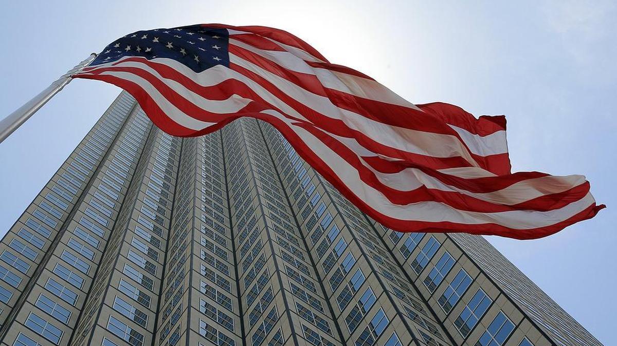 Una enorme bandera de EEUU en la torre Southeast Financial Center, en el downtown de Miami.