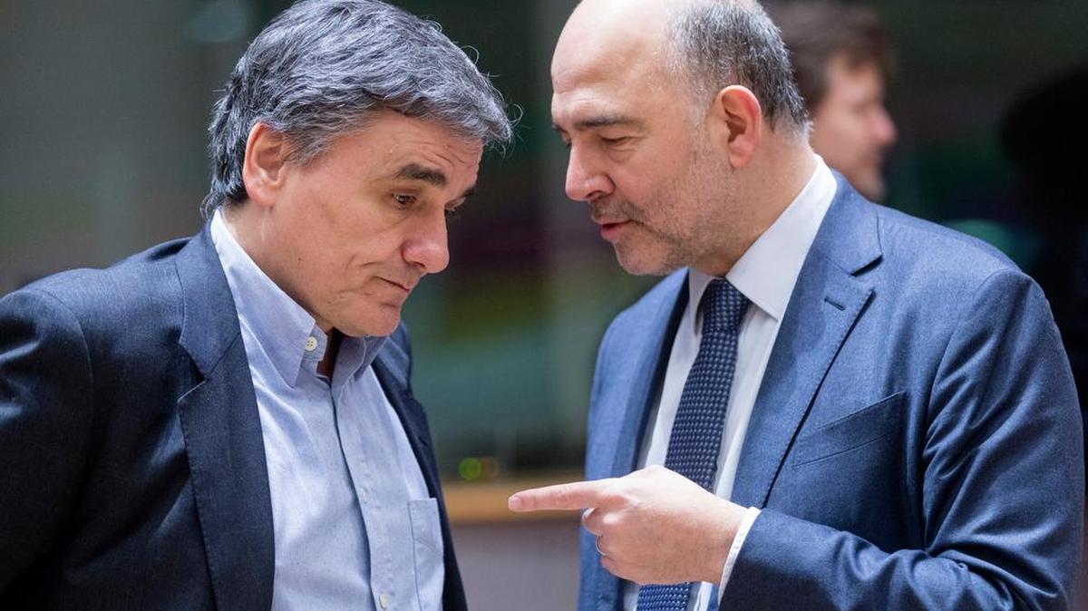 El ministro de Finanzas de Grecia, Euclid Tsakalotos (izq.), habla el lunes con el Comisionado de la UE de Asuntos Económicos y financieros, de impuestos y aduanas, en Bruselas.
