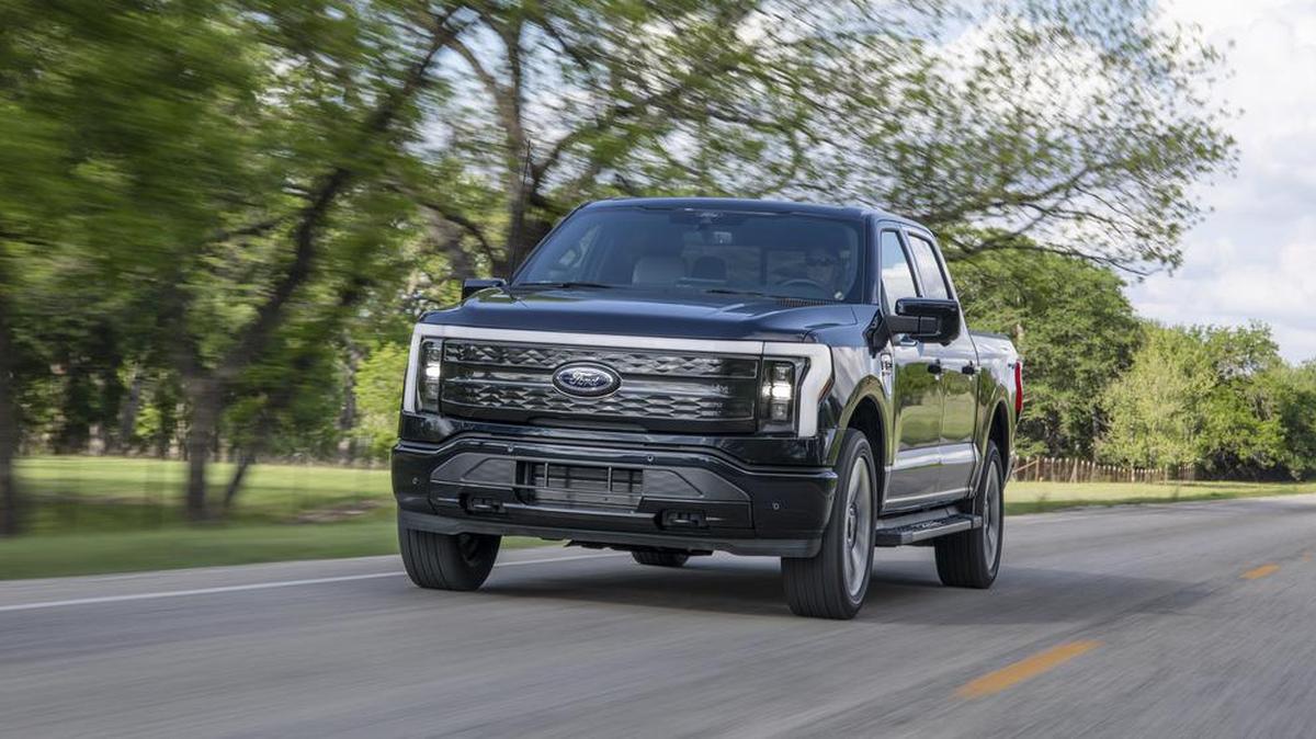 La F-150 Lightning es una pick up eléctrica futurista y familiar. Tiene muchas características de tecnología moderna además de ser una de las camionetas más prácticas y fáciles de usar.