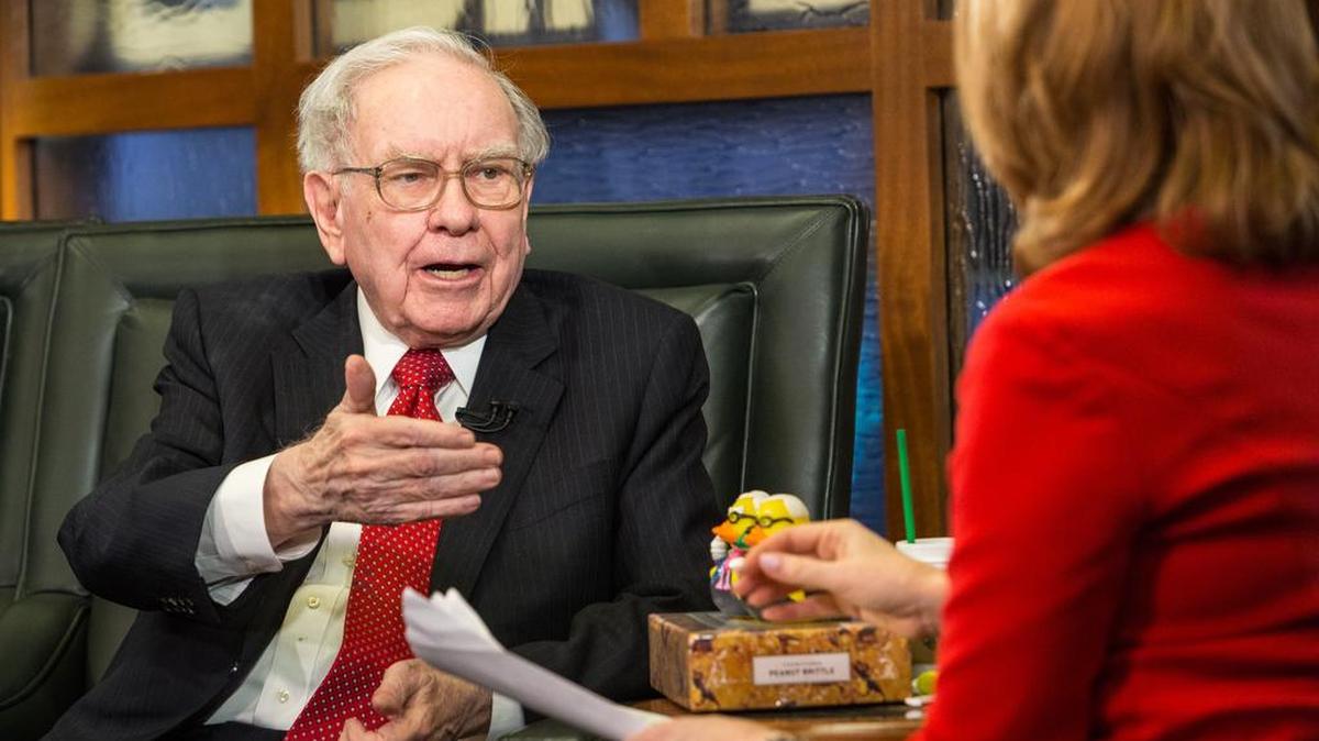 El presidente y director ejecutivo de Berkshire Hathaway,Warren Buffett, durante una entrevista en Fox Business, a inicios de mayo. Buffett comunicó el lunes las inversions que ha realizado en Apple.
