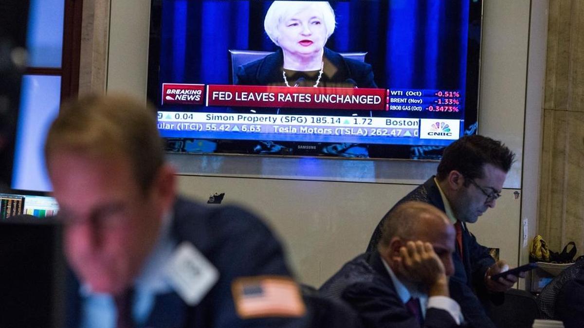 
Un agente bursátil observa el jueves el movimiento del mercado en la sede de la Bolsa de Valores de Nueva York, mientras la presidenta de la Fed, Janet Yellen, explica por qué no aumentaron las tasas de interés.


