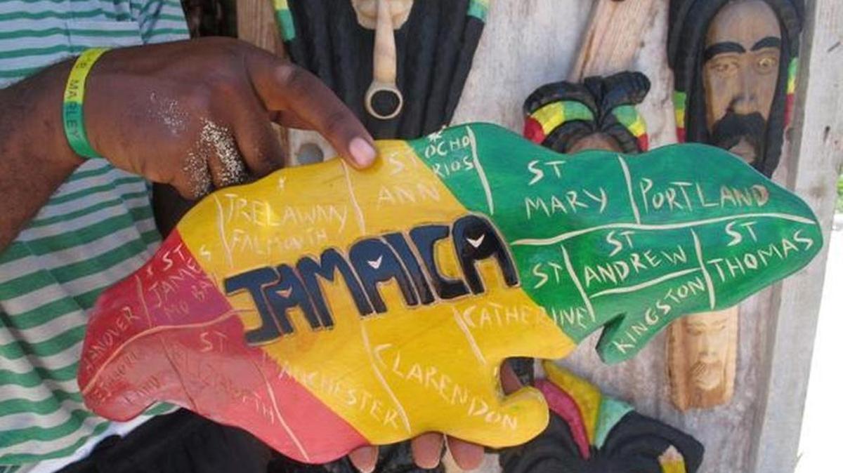 “Ziggy”, un vendedor jamaicano mostrando un mapa colorido de Jamaica. Foto de archivo.